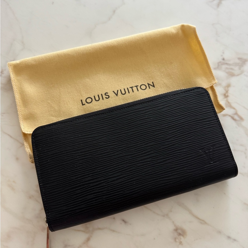 NWT Louis Vuitton Zippy Wallet NM Epi Noir.